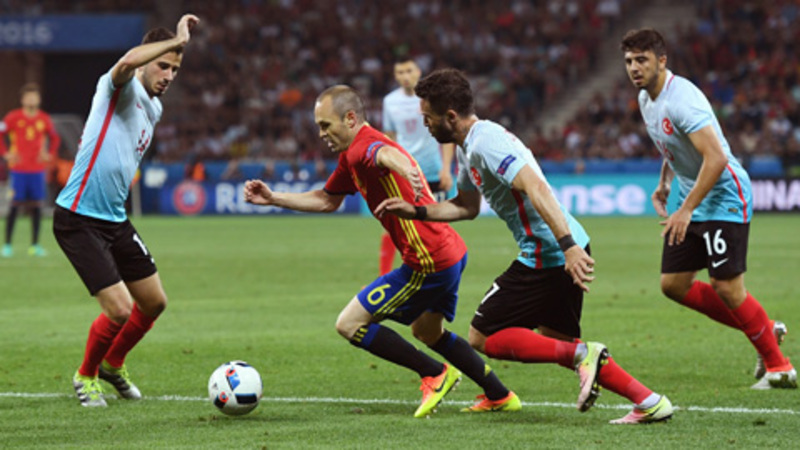 Những tiền vệ như Xavi, Iniesta, Modrić hay De Bruyne là hình mẫu tiêu biểu cho vai trò kiểm soát và sáng tạo ở tuyến giữa.