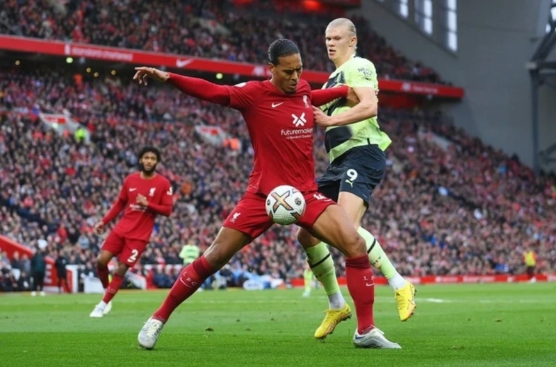 Virgil van Dijk là hình mẫu trung vệ hiện đại với khả năng không chiến, đọc tình huống và lãnh đạo hàng thủ.