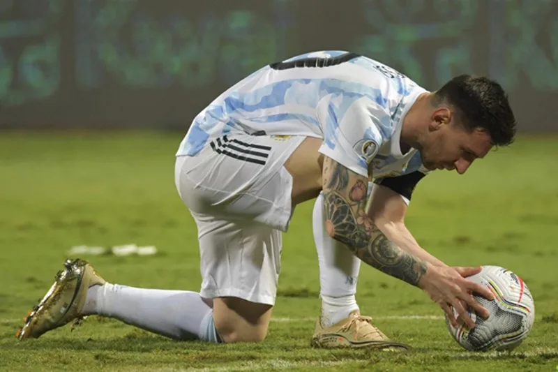 Siêu sao Lionel Messi sở hữu kỹ thuật cứa lòng chân trái hoàn hảo mang độ xoáy không thể cản phá.