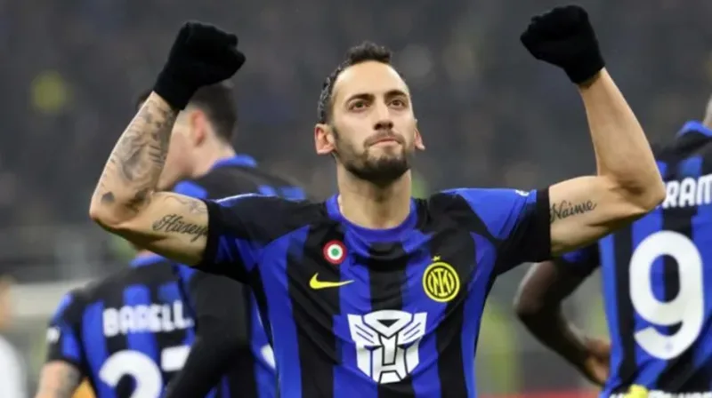 "Lá vàng rơi" là thương hiệu sút phạt đỉnh cao của nhạc trưởng Hakan Calhanoglu tại Serie A.