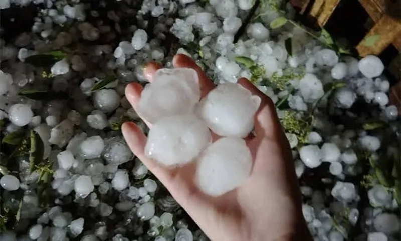Cận cảnh những viên đá cục rơi xuống đất giúp bạn hiểu rõ vì sao lại có mưa đá.