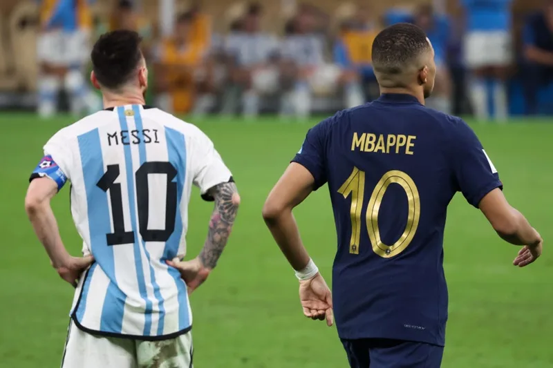 Màn so tài nghẹt thở giữa Kylian Mbappé và Lionel Messi trong cuộc đua giành danh hiệu Vua phá lưới World Cup.