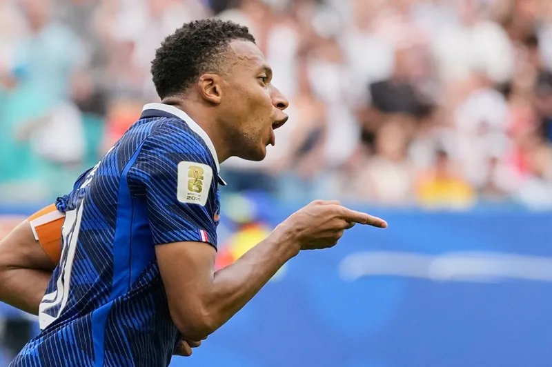 Khoảnh khắc Mbappé lập cú đúp siêu hạng vào lưới tuyển Anh, chính thức an bài cuộc đua Chiếc giày vàng.