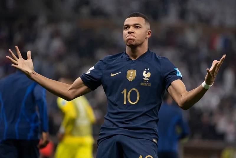 Bước chạy xé gió và khả năng chọn vị trí thông minh giúp Mbappé vượt qua hàng phòng ngự đối phương.