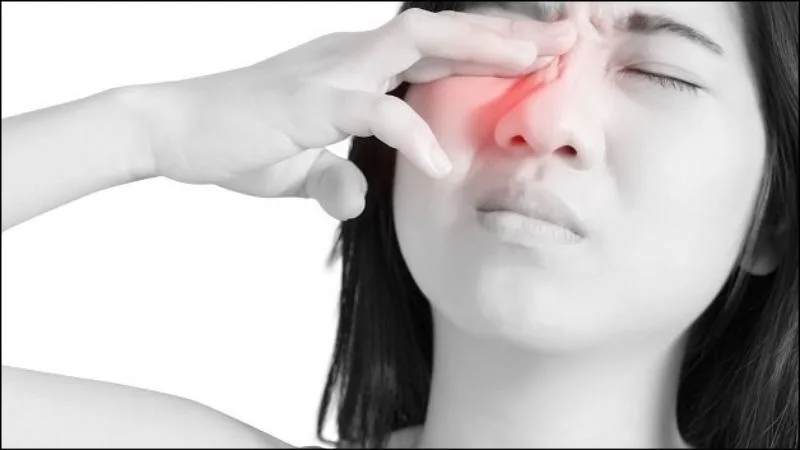 Tuyệt đối kiêng dụi mắt bằng tay để ngăn ngừa vi khuẩn xâm nhập gây tổn thương giác mạc.