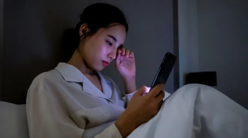 Hạn chế tiếp xúc với màn hình điện thoại, máy tính giúp đôi mắt đang bị viêm kết mạc có thời gian nghỉ ngơi.