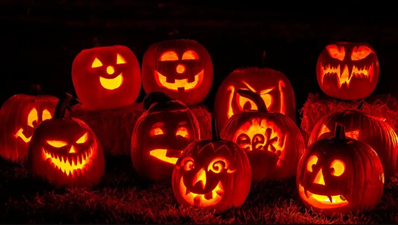 Những chiếc đèn lồng bí ngô Jack-o'-lantern lung linh mang theo thông điệp xua đuổi tà ma.