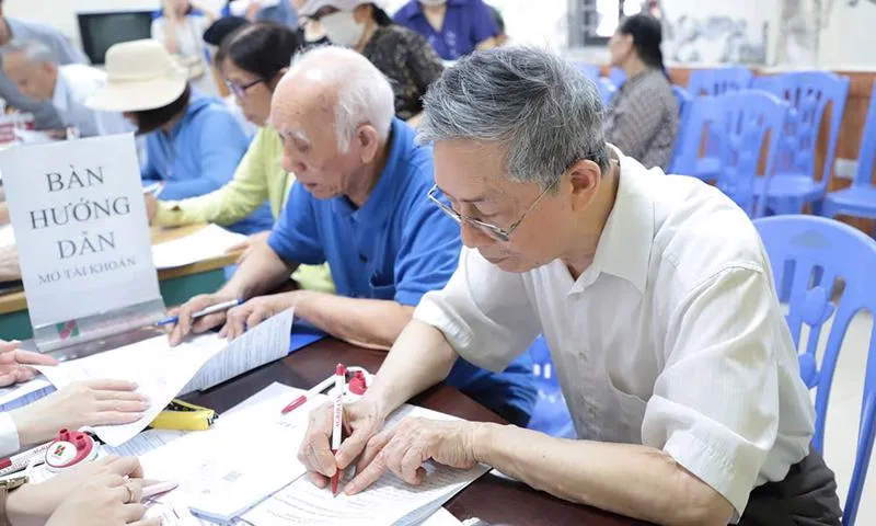 Tích lũy thời gian đóng BHXH dài lâu giúp người lao động tối ưu mức lương hưu và đảm bảo tài chính tuổi già.