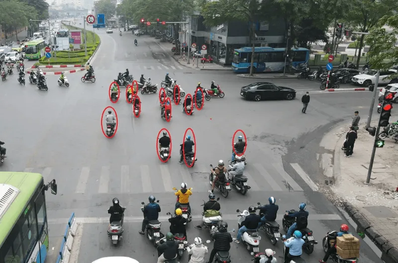 Lỗi vượt đèn đỏ xe máy là hành vi nguy hiểm gây mất an toàn giao thông đô thị nghiêm trọng.