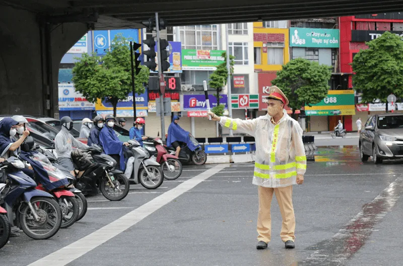 Người lái xe bắt buộc phải dừng trước vạch khi có tín hiệu đèn đỏ hoặc đèn vàng báo hiệu.