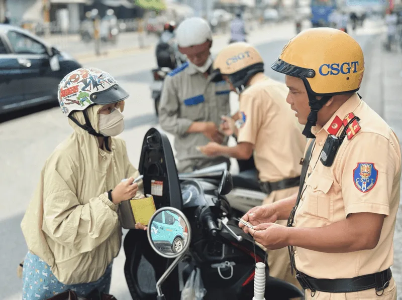 Hệ thống camera phạt nguội hiện đại ghi lại chính xác mọi hành vi cố tình vượt đèn đỏ tại các ngã tư.