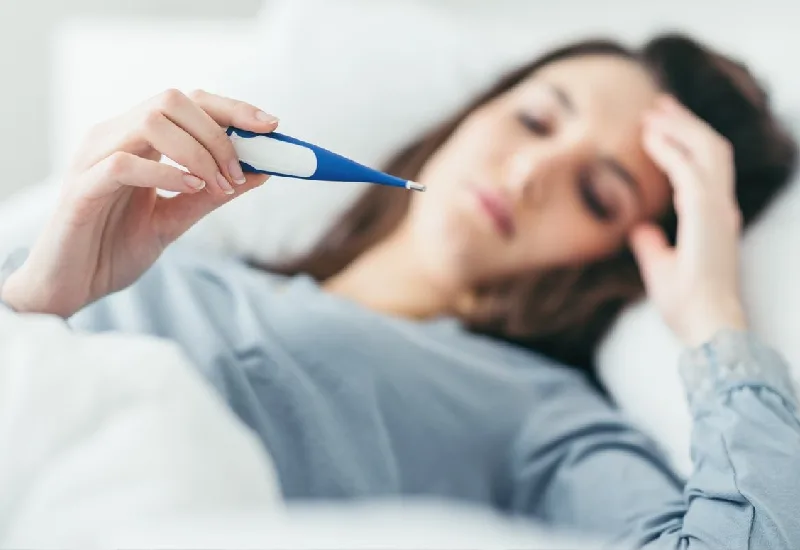 Theo dõi nhiệt độ thường xuyên giúp phát hiện kịp thời các mức sốt nguy hiểm.