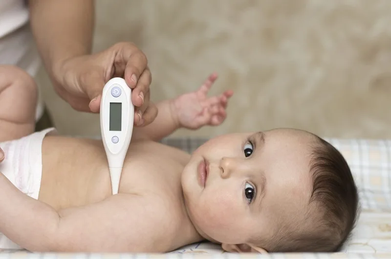 Trẻ nhỏ sốt từ 38.5°C trở lên cần được theo dõi sát sao để phòng ngừa co giật.