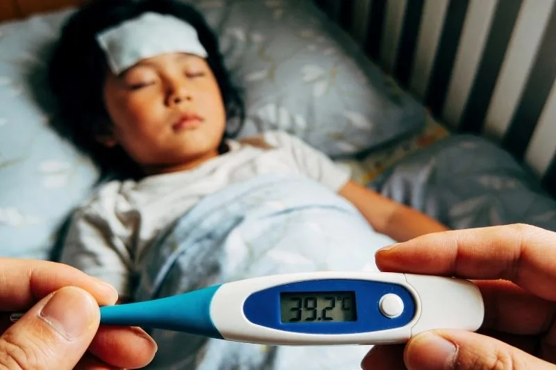Sốt cao đi kèm co giật hay khó thở là tín hiệu cảnh báo cần đưa đi cấp cứu ngay.