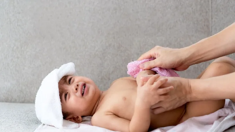 Lau mát bằng nước ấm ở nách và bẹn giúp cơ thể thoát nhiệt an toàn, hiệu quả.