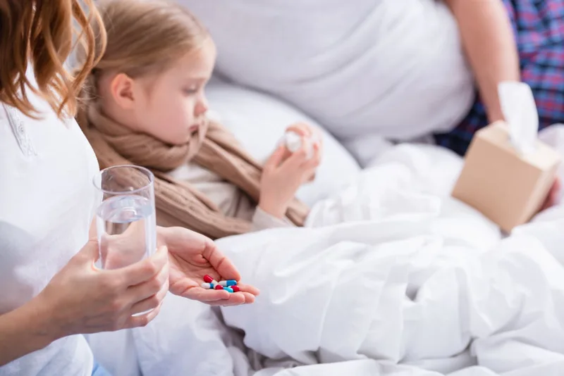 Uống đủ nước Oresol và dùng Paracetamol đúng liều lượng là chìa khóa hạ sốt.