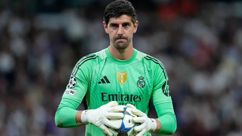 Thibaut Courtois làm chủ không gian tầm cao và luôn tỏa sáng trong các trận chung kết lớn.