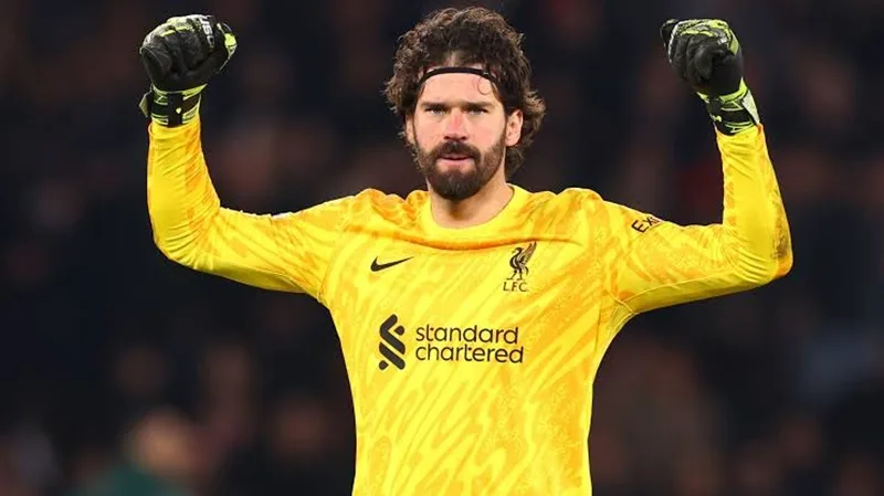 Alisson Becker sở hữu khả năng cản phá 1v1 đỉnh cao và kỹ năng phát động tấn công ấn tượng.
