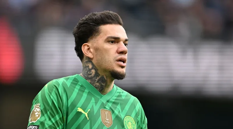 Ederson được xem là mẫu thủ môn chơi chân và thoát pressing hoàn hảo nhất bóng đá hiện đại.