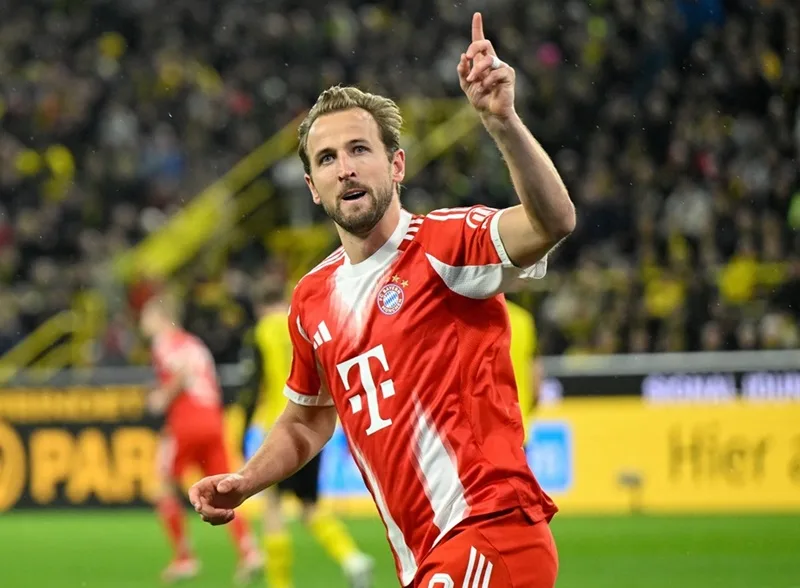 Harry Kane ăn mừng bàn thắng trên sân cỏ.