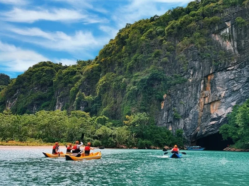 Thời tiết khô ráo thuận lợi hơn cho nhiều hoạt động khám phá hang động, trekking và tham quan thiên nhiên tại Phong Nha.
